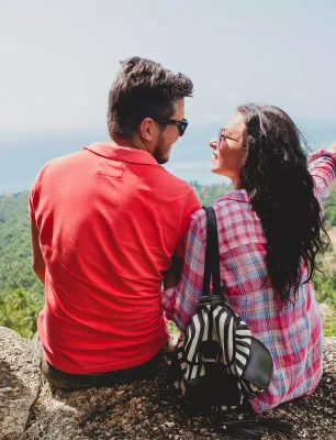 ayoung-happy-hipster-couple-love-traveling-around-world (1) (2)